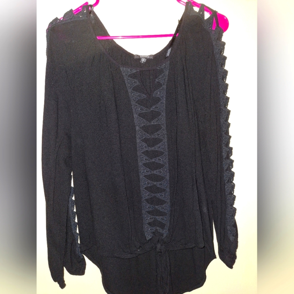 X0X0.. Cut outs all down sleeves!! Super cute!!